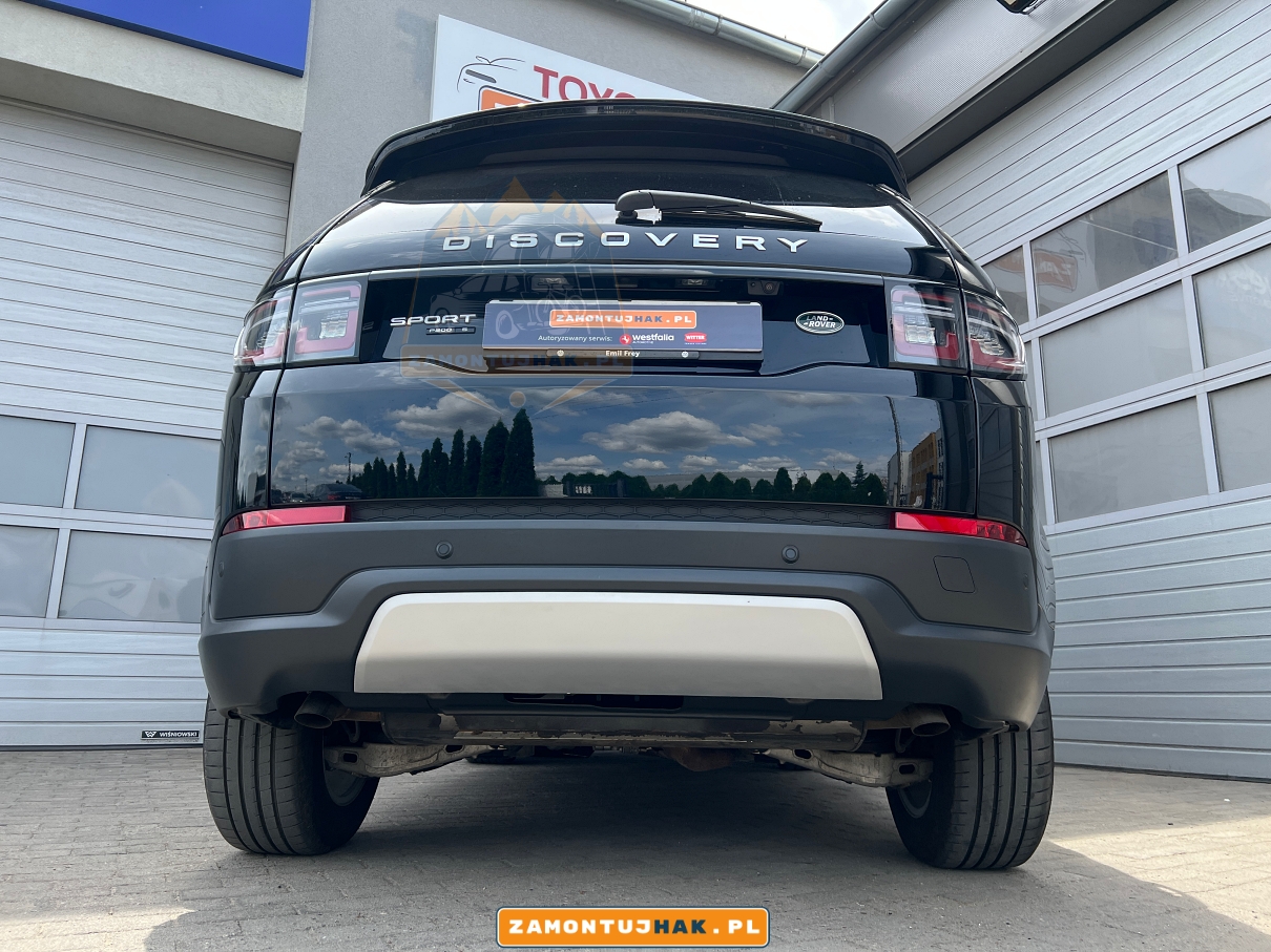 zdjecie wyciecia w dolnej oslonie samochodu land rover discovery sport L550 2019 hybryda mhev specjalnie pod hak holowniczy firmy brink przeznaczony do pojazdow hybrydowych 
